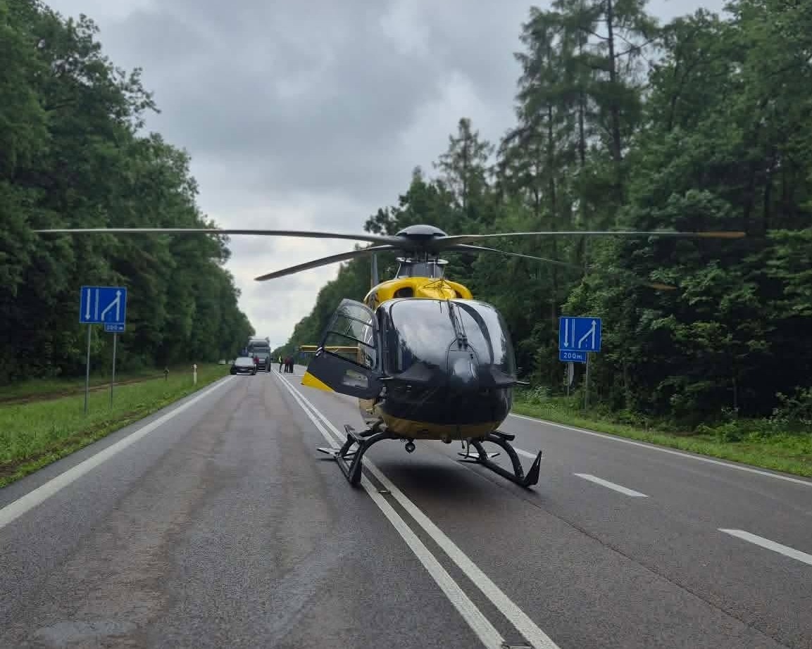 Zderzenie osobówki z ciężarówką na DK17. Wezwano LPR