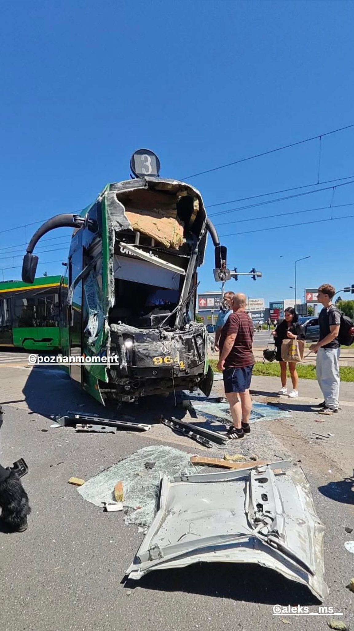 Wypadek w Poznaniu. Zderzenie tramwaju z autokarem
