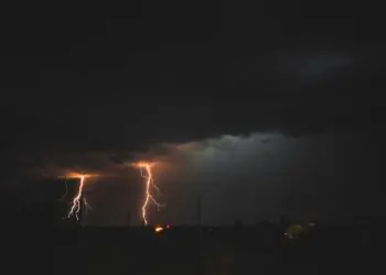 IMGW ostrzega przed burzami. Możliwy grad, silny wiatr i intensywne opady deszczu