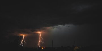 IMGW ostrzega przed burzami. Możliwy grad, silny wiatr i intensywne opady deszczu