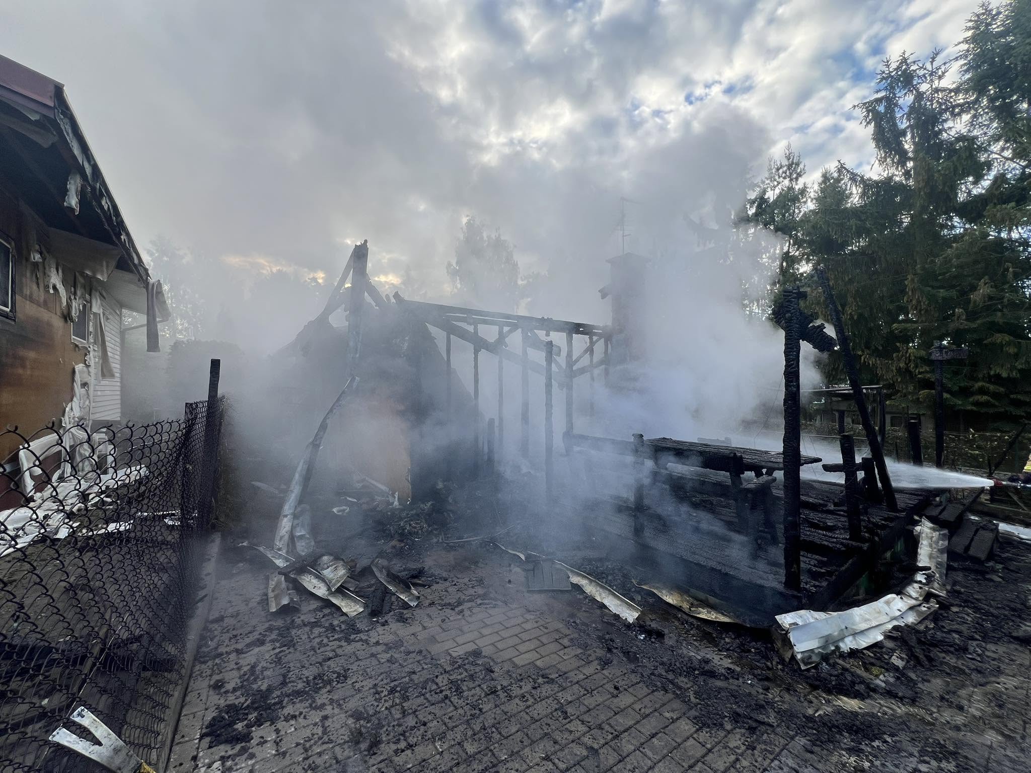 Tragiczny pożar pod Koninem. Nie żyje 17-latka, druga osoba trafiła do szpitala